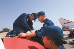 机械员抹去脸上的雨水